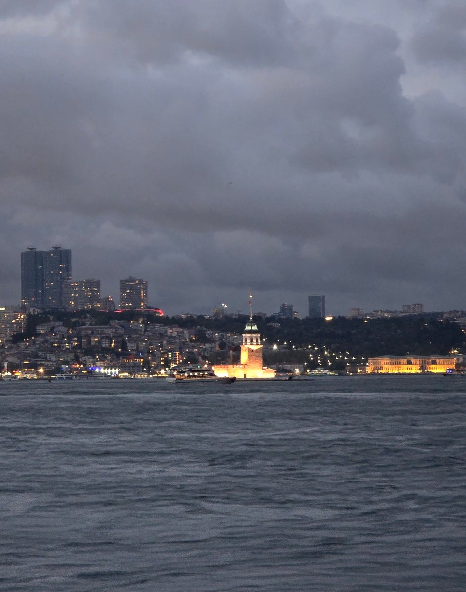 Kız Kulesi, İstanbul'un incisi, Boğaz'ın ortasında masalsı bir yapı; aşkın, özlem ve romantizmin sembolüdür."