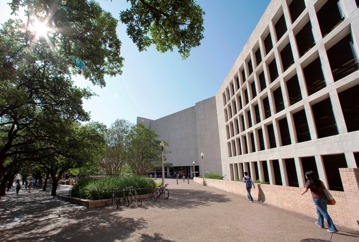 2007: @UTAustin's Perry-Castaneda Library opened in 1977 with nine acres of carpeting and 70 miles of bookshelves. As Monday is the last class day for the spring semester and final exams start next Thursday, the PCL is a popular and busy place.