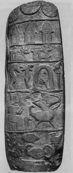 Nabukadnezar’ın Elamlılarla yapılan savaşta sağ kanadındaki arabalı birliği komuta eden Lakti Marduk’a tanıdığı bazı ayrıcalıkların yer aldığı kudurru(sınır taşı) Tasvirlerde çeşitli büyü simgeleri var. Sembollerden akrep adamın neyi simgelediği henüz bilinmiyor. British Museum
