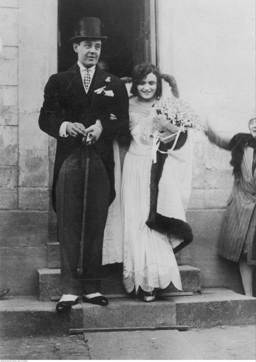 Uroczystość ślubna aktorki Poli Negri i gruzińskiego księcia Sergiusza Mdivaniego na zamku w Rueil (1927)