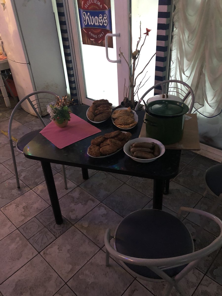 ssindroms's tweet photo. @_skabarga Tu aizbrauc ziemā, sestdienas vakarā tā ap 17:00, uz Vecmīlgrāvja tirgu, uz ēstuvi, kas tirgum tieši pa vidu. Neaizmirstams kolorīts. Un saimniece👌😘10 pirksti un “zelta uzgrieznis” uz katra no tiem! Ēdiens (labs): ar  rakstīto meņū nekrāmējamies - paši visu redzat😀 https://t.co/SJ257Z1CFL