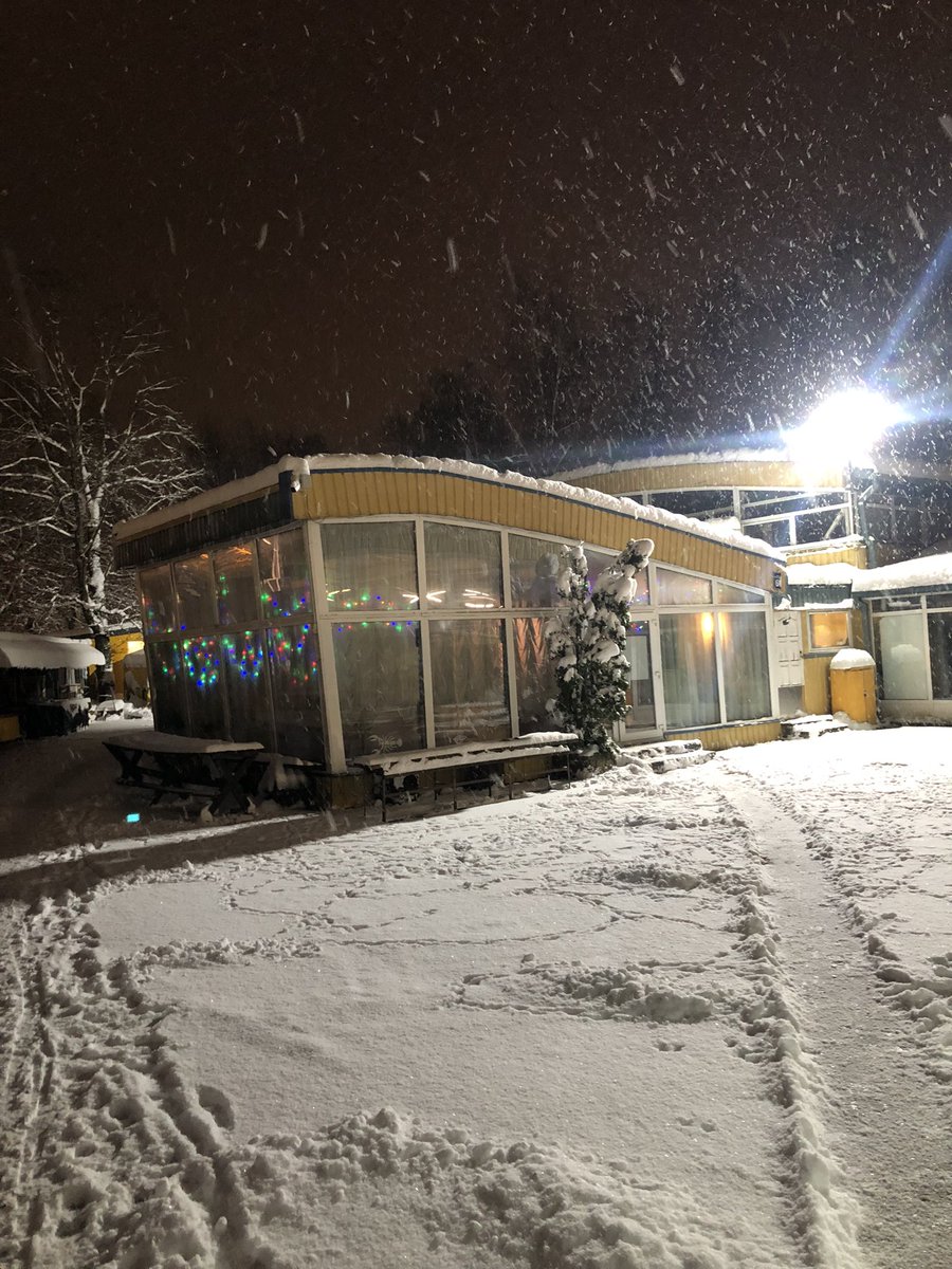 ssindroms's tweet photo. @_skabarga Tu aizbrauc ziemā, sestdienas vakarā tā ap 17:00, uz Vecmīlgrāvja tirgu, uz ēstuvi, kas tirgum tieši pa vidu. Neaizmirstams kolorīts. Un saimniece👌😘10 pirksti un “zelta uzgrieznis” uz katra no tiem! Ēdiens (labs): ar  rakstīto meņū nekrāmējamies - paši visu redzat😀 https://t.co/SJ257Z1CFL