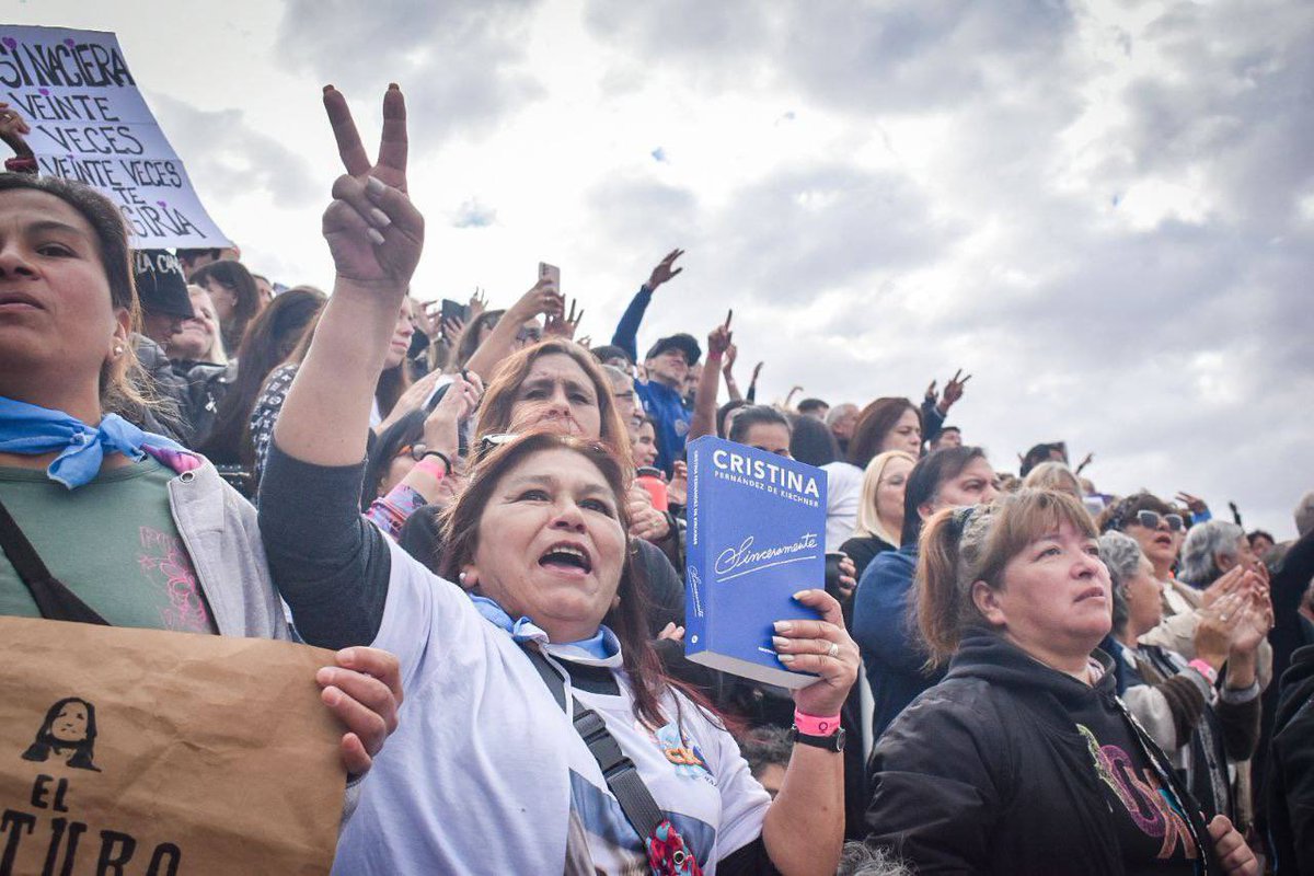 CFKArgentina's tweet photo. En camino hacia Quilmes. ¡Nos vemos en un ratito! https://t.co/3xmLfdz1uz