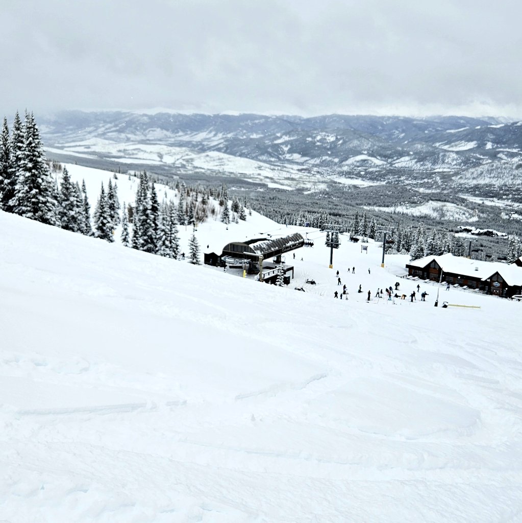 #PowderDay rules in April #ski & #snowboard nation! #ApresLIVE #Breckenridge #Colorado #Breck #brecklife #breckenridgecolorado #skitown #snow #mountains #wanderlust #travel #travelguide #springskiing #skiing #snowboarding #travelphoto #visitcolorado #colorfulcolorado #cowx
