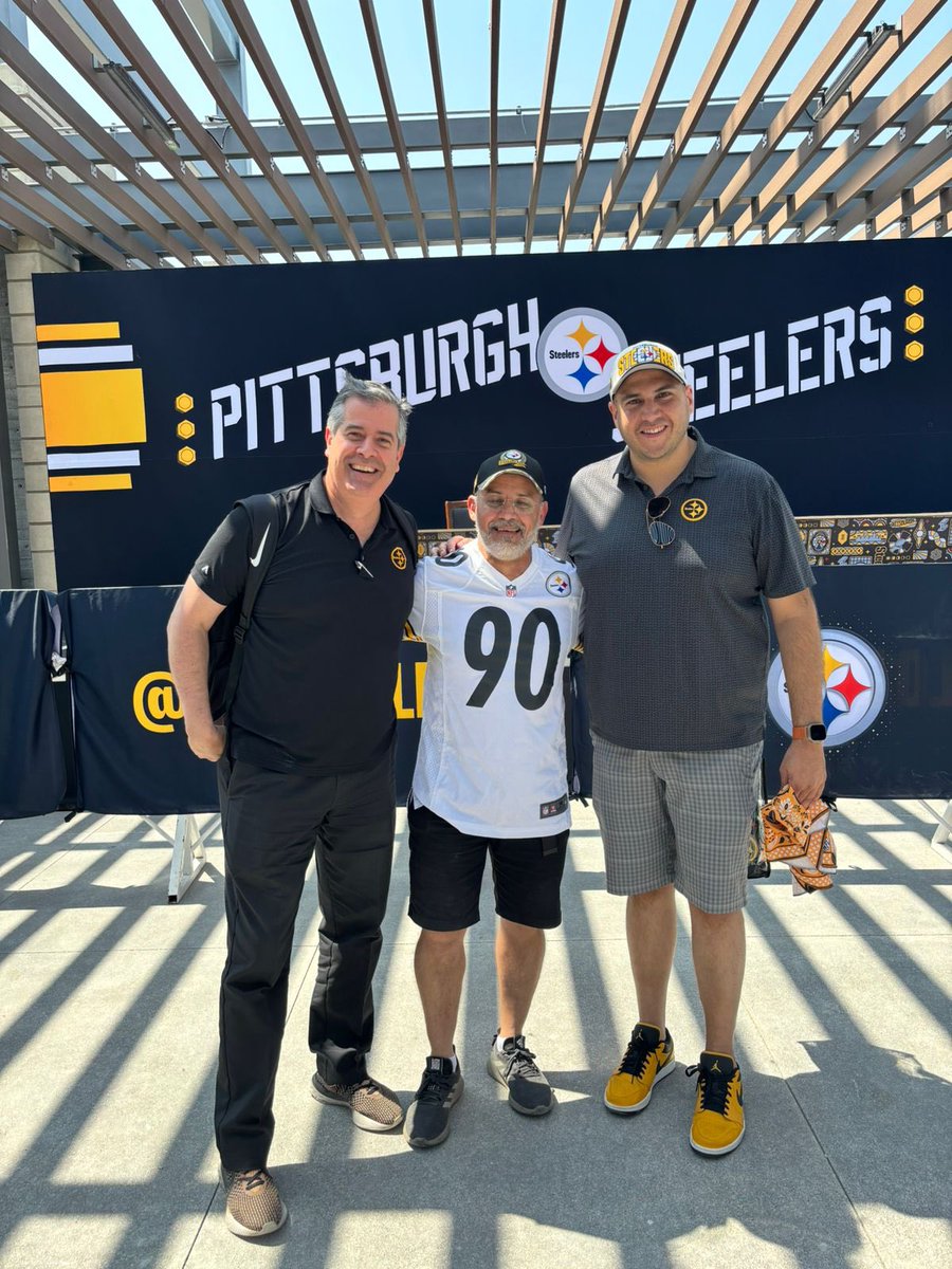JuulyDcena's tweet photo. @LosSteelers En el #Nfldraft mi querido amigo CHA con @M_J_Rodriguez @estebannmacias @ArturoCarlos @AlvaroNFLMartin disfrutando al máximo #HereWeGo @LosSteelers 💛🖤 https://t.co/neKUmHvxGk