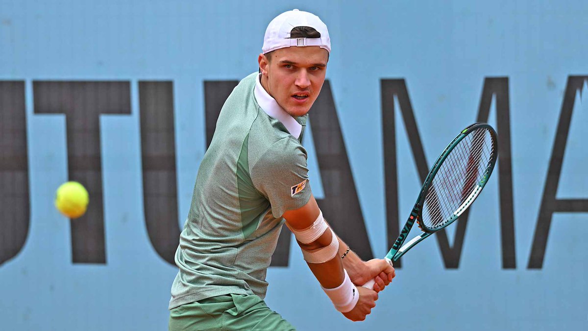 Mamma mia Mensik. Partita sontuosa del ragazzino ceco che batte Dimitrov 62 67 63. Nel suo primo torneo Atp su terra si toglie lo sfizio di battere un Top 10, il 2° in carriera. Il servizio e il rovescio sono già di qualità top. Adesso affronta Auger-Aliassime. Da favorito