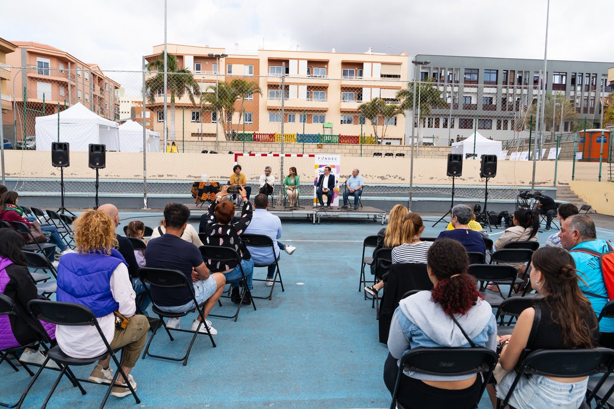 javierpadillab's tweet photo. Hoy he estado en Granadilla, en Tenerife.

Hablando de salud en unas jornadas comunitarias que se han hecho en una cancha de fútbol de un barrio.

Qué maravilla lo que hacen allí @antvillafaina y la Fundación Fundec. Comunitaria en vena. https://t.co/rsVhBct4te