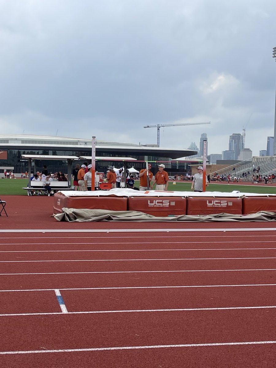 ⁦Perfect weather for today’s ⁦@TexasTFXC⁩ invitational… it’s been 33 years since I last laced up the track shoes and yet I still think I can give it a go🤦🏽😅