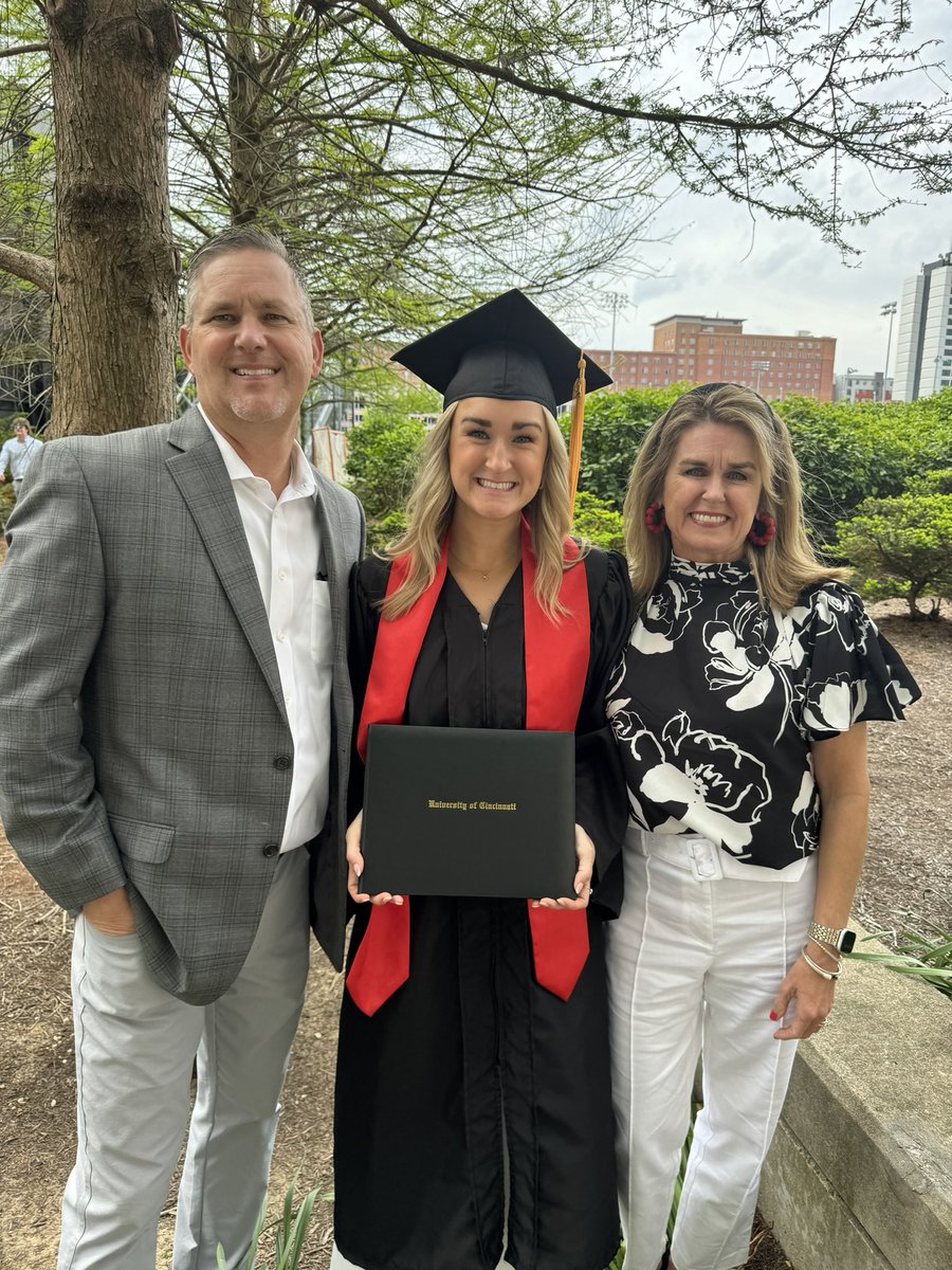 DHollandMD's tweet photo. Congrats @hollanddlyd I’m so proud of you! You’re going to be a great and compassionate nurse. Love you! @UCnursing #Senior100 #classof2024 https://t.co/C7z2f0YSnH