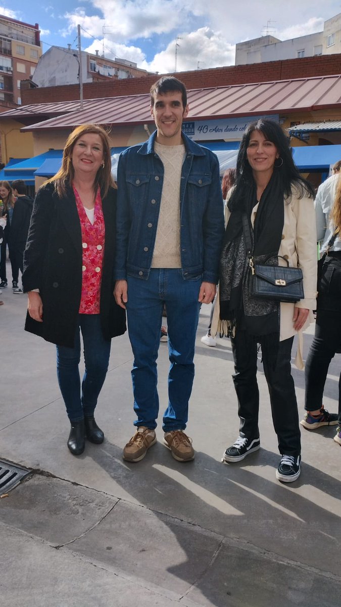 PSOE_talavera's tweet photo. Concejalas del Grupo Socialista han acudido a 'A todo color 2024' de #MaxColor en #Talavera. Un evento solidario de #ArteUrbano a favor de Bruno en el que todos los asistentes han podido disfrutar de arte urbano, música, hinchables, tómbolas o talleres infantiles. https://t.co/SmeOP4BqQy