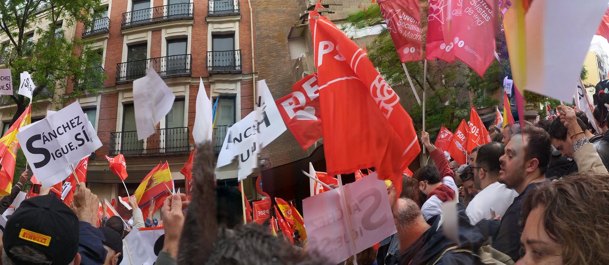 Unión y fuerza🌹 140 años luchando por una sociedad 🌹 ¡Así es el partido socialista! @sanchezcastejon no está solo.