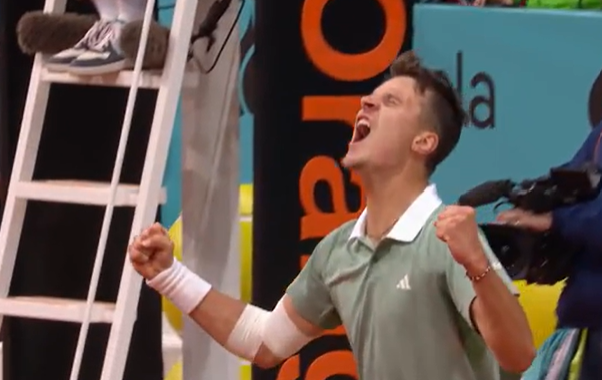 Talented world No.74 Jakub Mensik takes out 10th-ranked Grigor Dimitrov 6-2, 6-7(4), 6-3 to reach the third round at Madrid in his first ATP clay-court event!