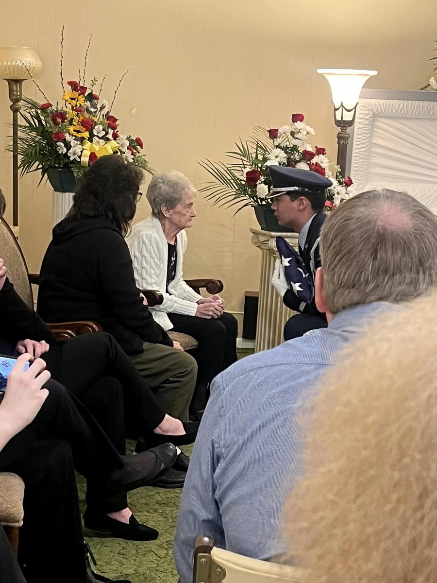 Lizzy047's tweet photo. The way the AirForce honored my dad, John Pavlick was truly beautiful. They presented my mom with his flag. Love you dad forever!! #Airforce #Korenwarveteran #dad #Hero #Husband #Uncle #Pop #friend #Inourheartsforever #POTUS https://t.co/lIA1dZqAvO