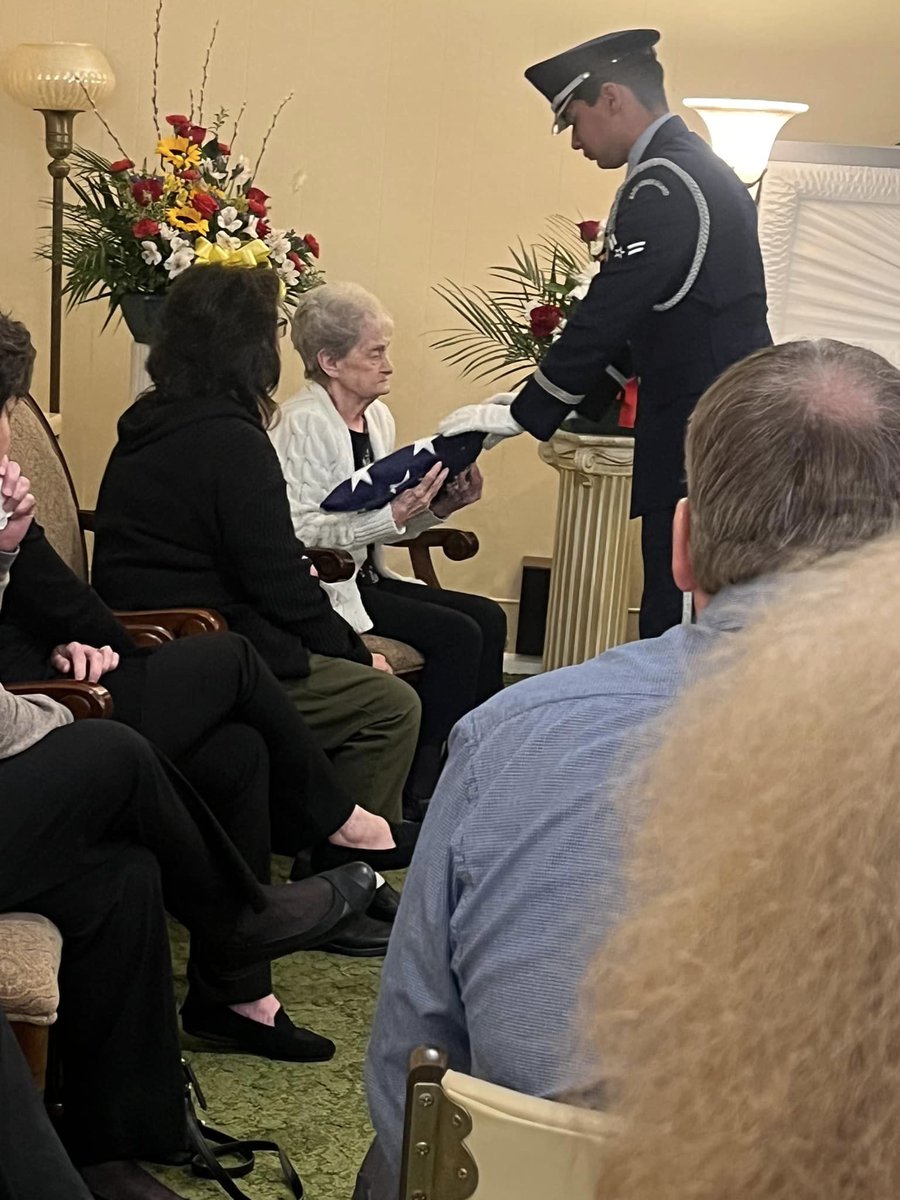 Lizzy047's tweet photo. The way the AirForce honored my dad, John Pavlick was truly beautiful. They presented my mom with his flag. Love you dad forever!! #Airforce #Korenwarveteran #dad #Hero #Husband #Uncle #Pop #friend #Inourheartsforever #POTUS https://t.co/lIA1dZqAvO