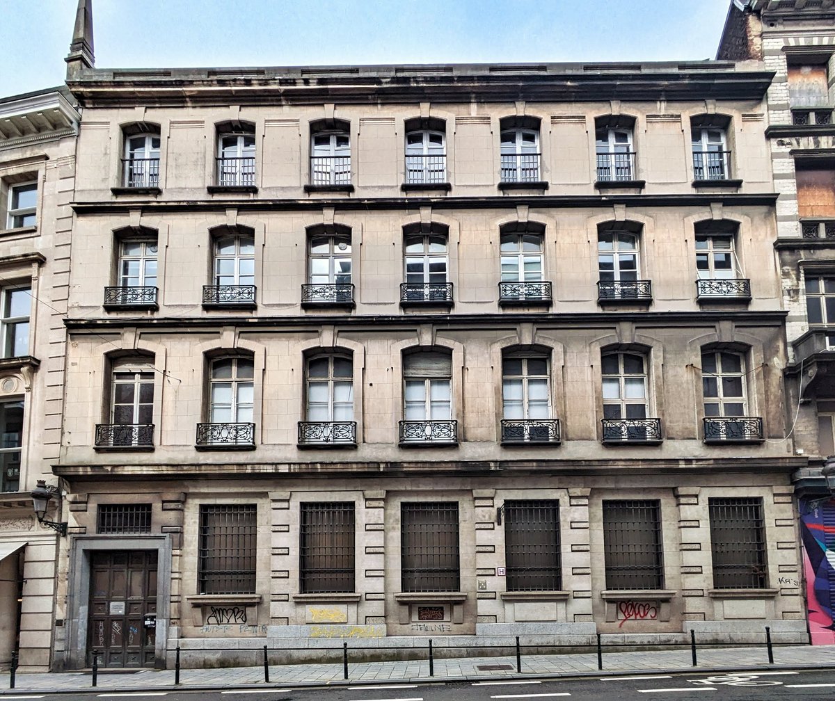 Rue de Namur. The Société générale de chemins de fer économiques arrived in the 1880s, knocked houses together. A new building from 1914 also housed offices for its tram companies in Bari, Turin, Milan, Florence, Trieste, Warsaw, Elberfeld, Madrid, Barcelona, Cairo, Damascus etc