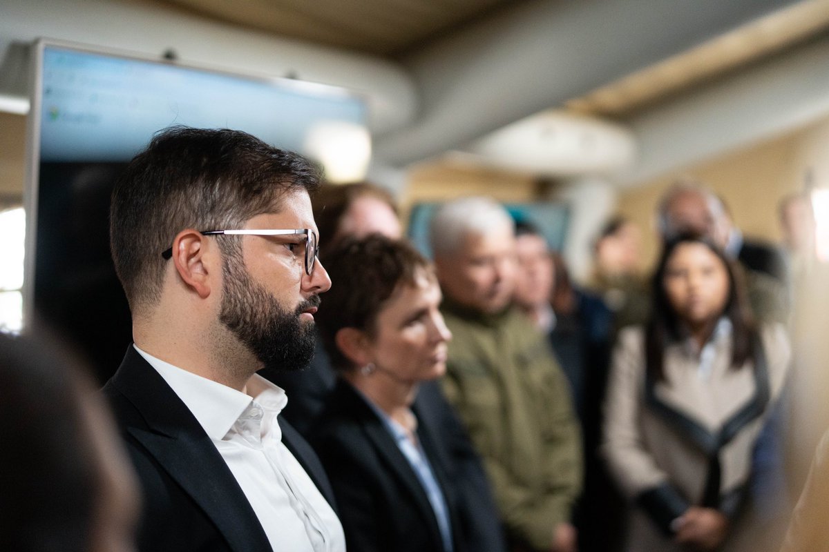 Presidente @GabrielBoric junto a ministras, ministros y autoridades de todos los poderes del Estado, se reunieron en la Provincia de Arauco para coordinar acciones que permitan hacer justicia por el asesinato de tres carabineros y participaron de responso en su memoria.