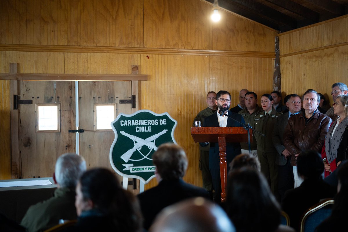 Archivo20222026's tweet photo. Presidente @GabrielBoric junto a ministras, ministros y autoridades de todos los poderes del Estado, se reunieron en la Provincia de Arauco para coordinar acciones que permitan hacer justicia por el asesinato de tres carabineros y participaron de responso en su memoria. https://t.co/xNKZJyvCpt