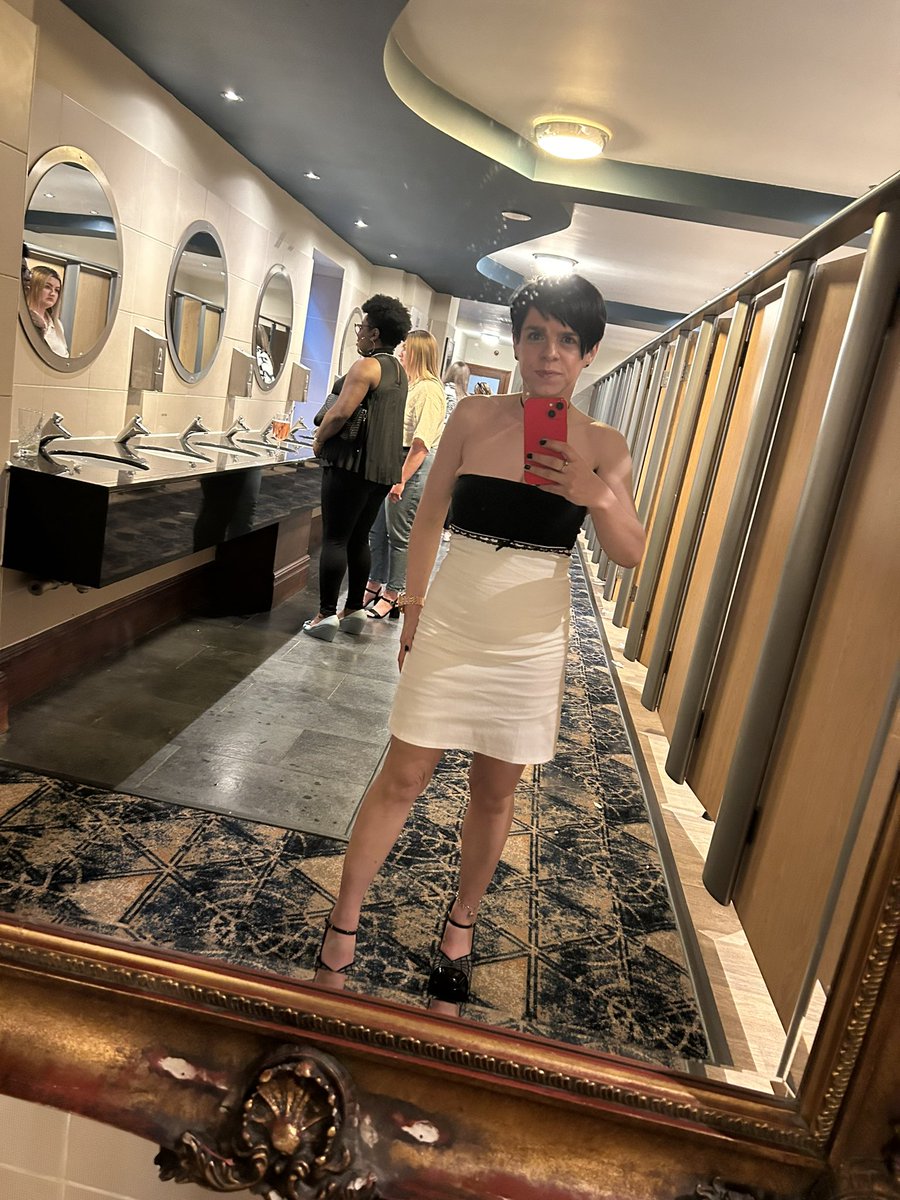 Anna Button tweet media