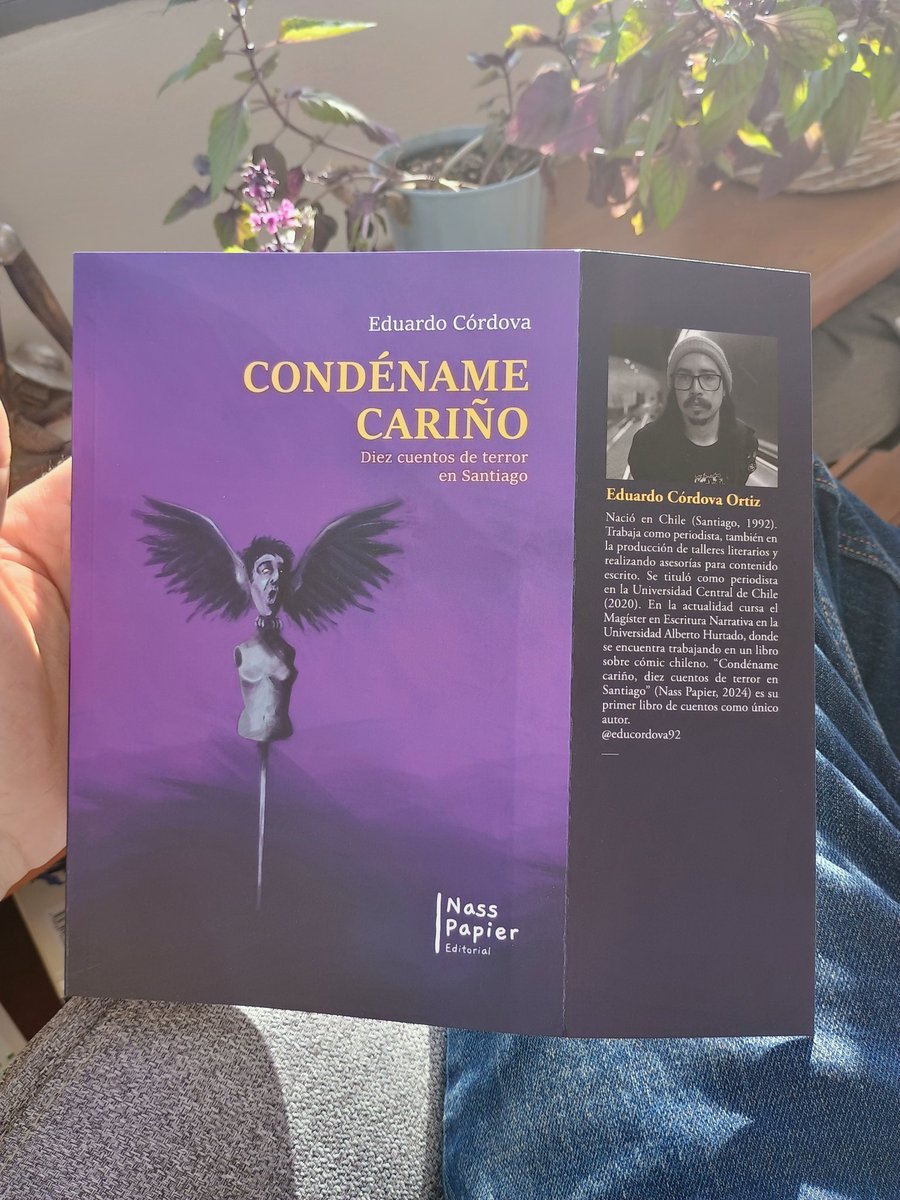 XJPeake's tweet photo. Cerrando mi semana de cumple, leyendo mi autorregalo, "Condéname, cariño" de Eduardo Cordova, antología de relatos de terror en Santiago de #Chile. Y de paso, os muestro mi paso por la feria del libro del #GAM (donde lo compré) y mi rinconcito de lectura, que ya está listo‼️ 📚🇨🇱 https://t.co/fCXsX8Icwq