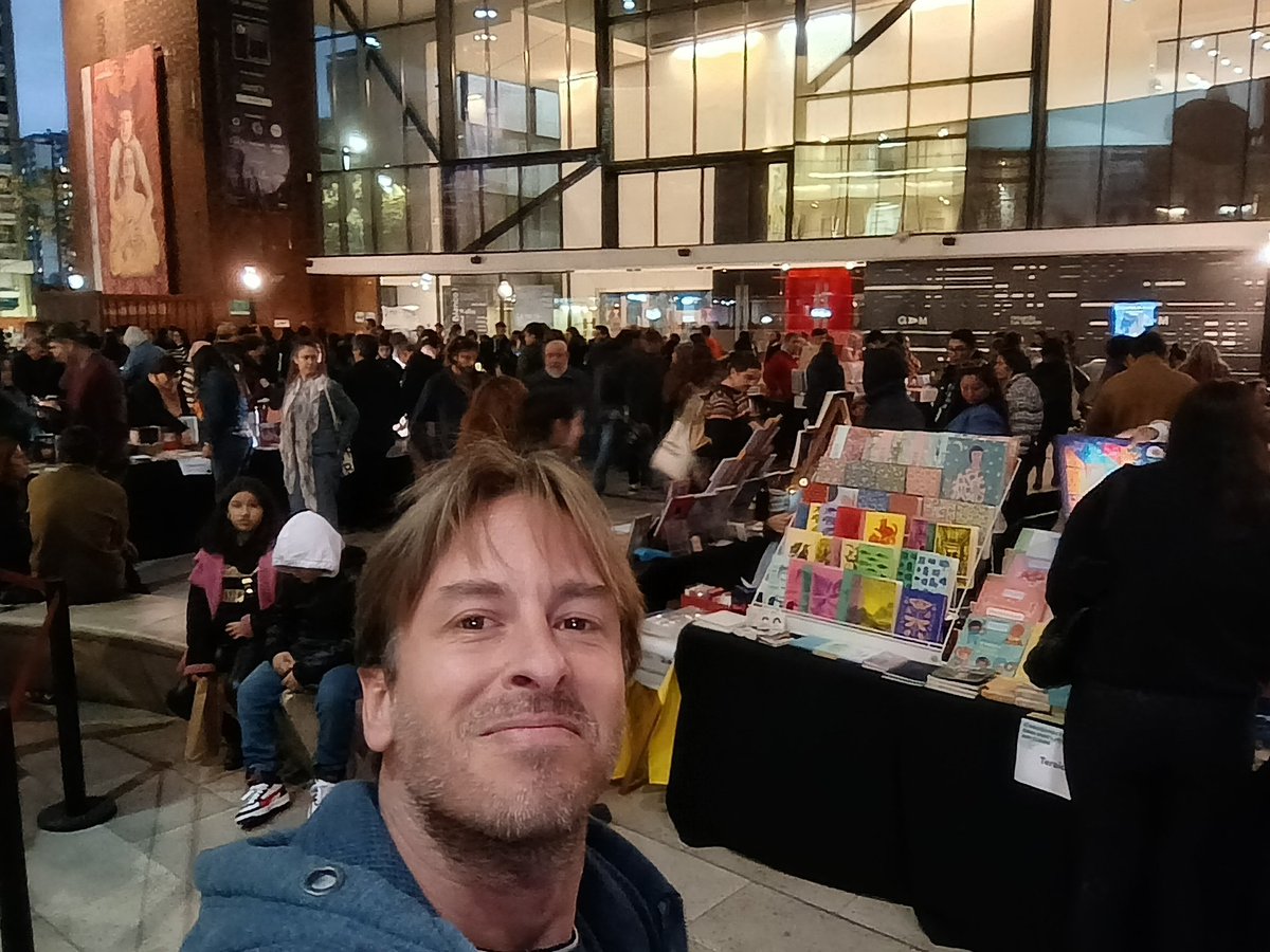 XJPeake's tweet photo. Cerrando mi semana de cumple, leyendo mi autorregalo, "Condéname, cariño" de Eduardo Cordova, antología de relatos de terror en Santiago de #Chile. Y de paso, os muestro mi paso por la feria del libro del #GAM (donde lo compré) y mi rinconcito de lectura, que ya está listo‼️ 📚🇨🇱 https://t.co/fCXsX8Icwq