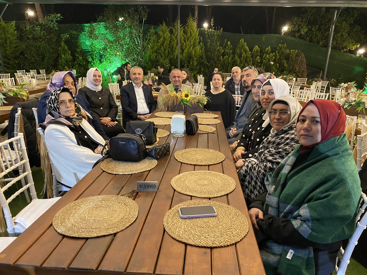 İlçe Kadın Kolları Yönetim Kurulu Üyemiz Gülseren Özcan ablamızın kıymetli kızı Özge kardeşimizin düğün merasimine katılım sağladık. Özge ile Emin çiftimizi tebrik ediyor, iki cihan saadeti diliyorum. @osmannnurika