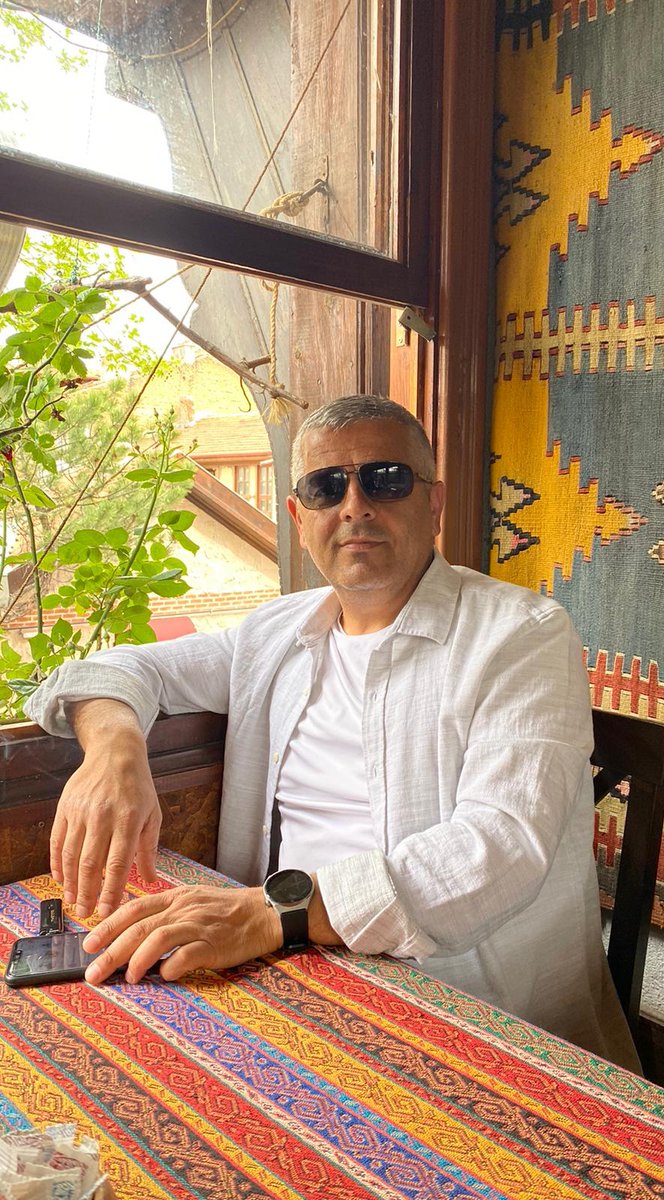 Sararmış bir yaprak düşer daldan, Ne rüzgar bilir nereye düşeceğini, ne de kendisi.                                             Masum ve hüzünlü değil,                                                                Bilir ki topraktır onun tek sevdalısı.