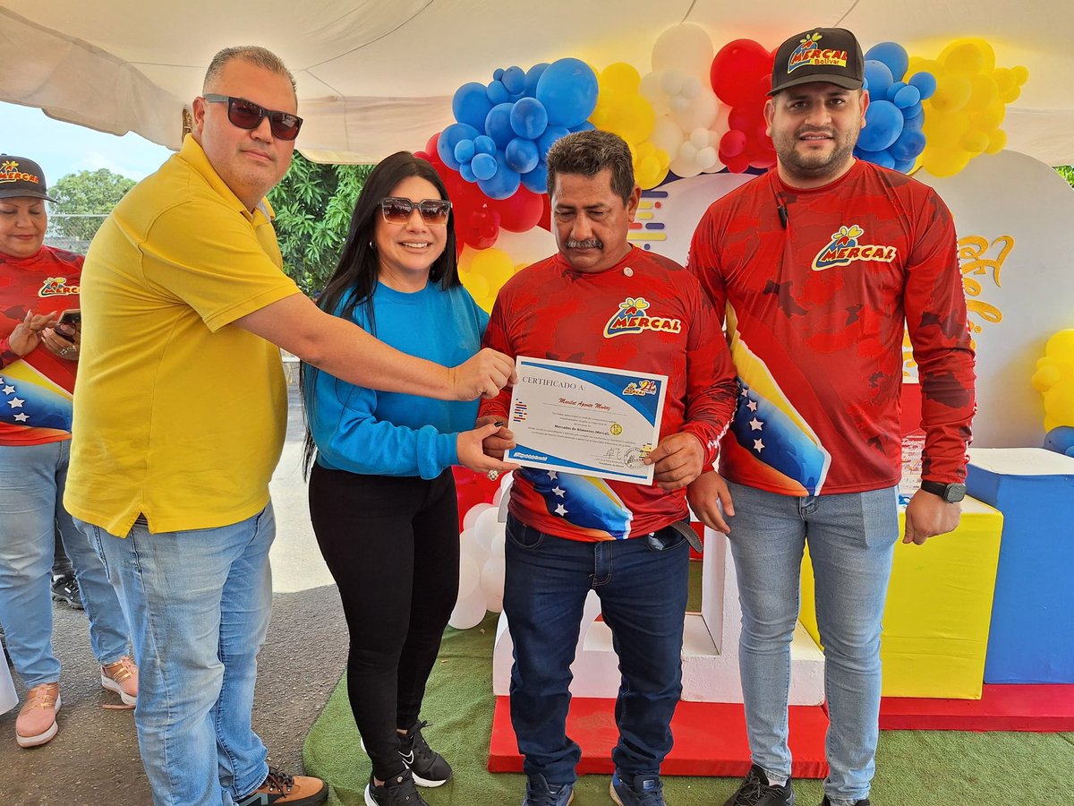 MinAlimenVen's tweet photo. #Bolivar | Con el objetivo de reconocer el esfuerzo, compromiso y dedicación, los trabajadores de @MercalOficial recibieron condecoración por Años de Servicio. La actividad fue propicia para disfrutar de un día de esparcimiento en la celebración del 21 Aniversario. https://t.co/JzeCc1MeCp