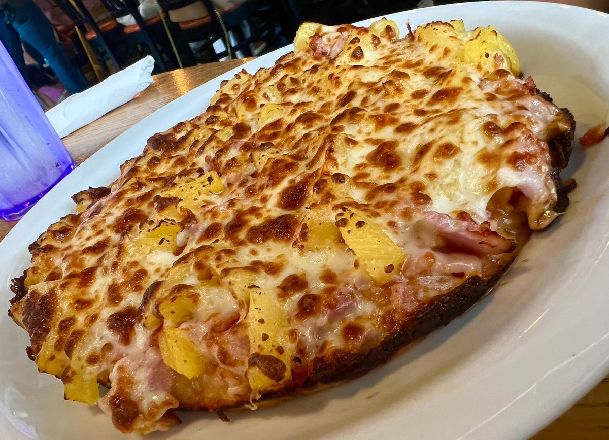 🍽️ Speaking of Polo Norte, the ham and chorizo lasagna is a keeper: firmly structured with a velvety rich tomato sauce and way too much mozzarella (aka just perfect for me). 🧡 Hawaiian pizza with lightly toasted edges rocked too (stay away, pineapple haters).