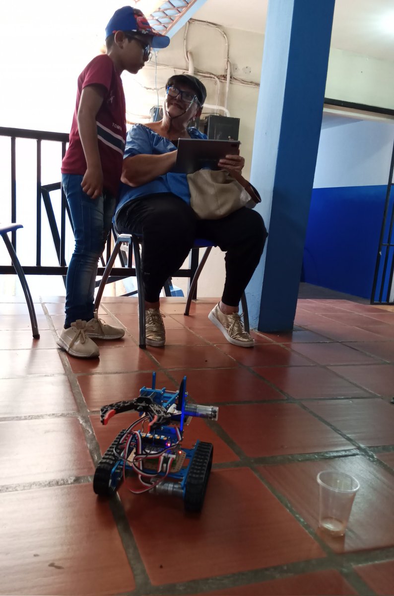 @ActivosenRedVe #Interés Dos generaciones unidas por la tecnología e innovación 'Robótica Educativa', Infocentro presente en el Festival FLISOL Calabozo estado Guárico. @Carmen_Vzl @luisinfoVen @Gabrielasjr @Mincyt_VE