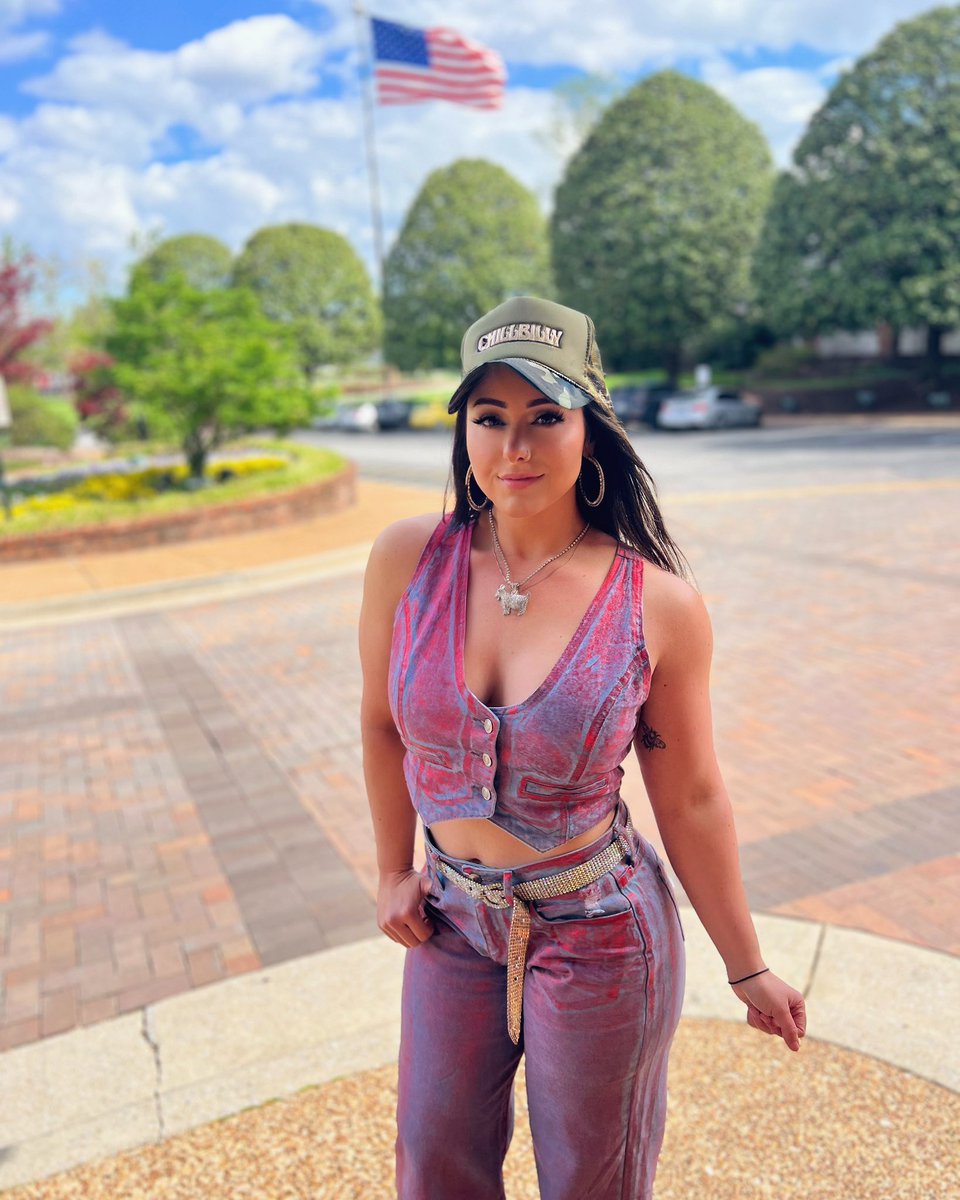 Jessleecountry's tweet photo. We just some front porch, back woods, head bobbin’ honkey tonk hippies ✨ Where my #Chillbilly crew at? 

#NewJeans_BubbleGum #countrygirls https://t.co/5kSfbAR5uO