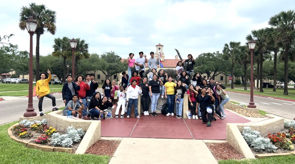 Students from Cunningham Middle School @ SouthPark visit Texas A&M Kingsville. Appreciate the university always rolling out the blue and gold carpet for our students in @CCISD.