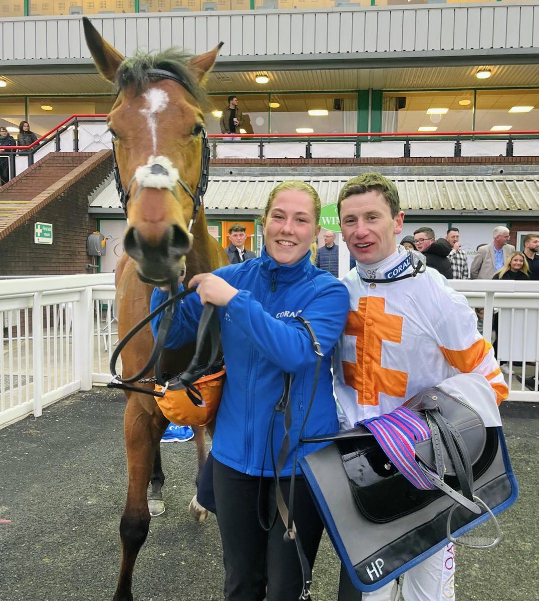 📸 Havanarama pictured with @oismurphy & Becka after winning at @WolvesRaces this evening. 

@Coral @HM3Legal @nafuk #TeamMHS