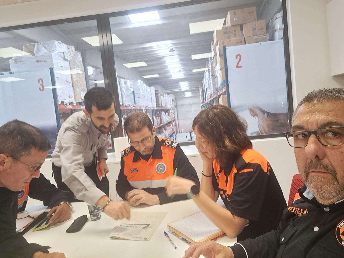 AVPC_Girona's tweet photo. Avui ha finalitzat el Curs de Capacitació en Evacuació i Acollida de Població Afectada en cas d'Emergència amb la visita al Centre Humanitari de @CreuRojaCAT. @AVPC_Girona també hi ha estat present. #formaciocontinuada #ProteccióCivil https://t.co/IfxCPHv2J5