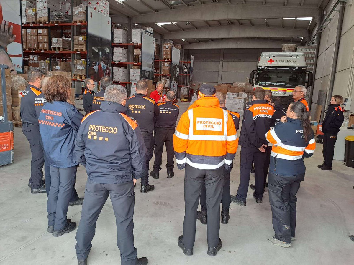 AVPC_Girona's tweet photo. Avui ha finalitzat el Curs de Capacitació en Evacuació i Acollida de Població Afectada en cas d'Emergència amb la visita al Centre Humanitari de @CreuRojaCAT. @AVPC_Girona també hi ha estat present. #formaciocontinuada #ProteccióCivil https://t.co/IfxCPHv2J5