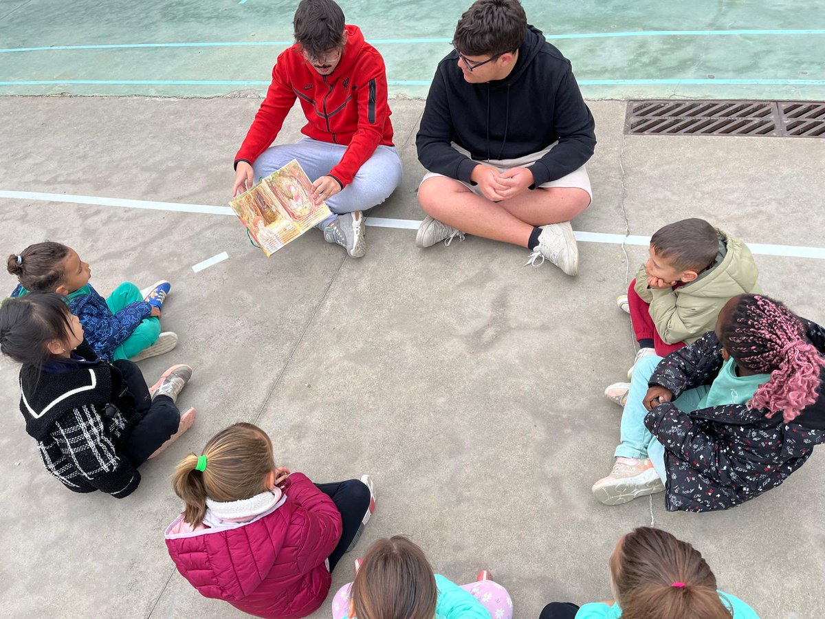 Uns quants d’alumnes de 4t d’ESO han llegit contes tradicionals a l’alumnat d’Educació Infantil. Grans, petits i docents hem gaudit de l'implicació i un compromís ple d’amor i d’il·lusió. Gràcies per dedicar temps a la imaginació de forma divertida! #omsideprat @PedreraFundacio