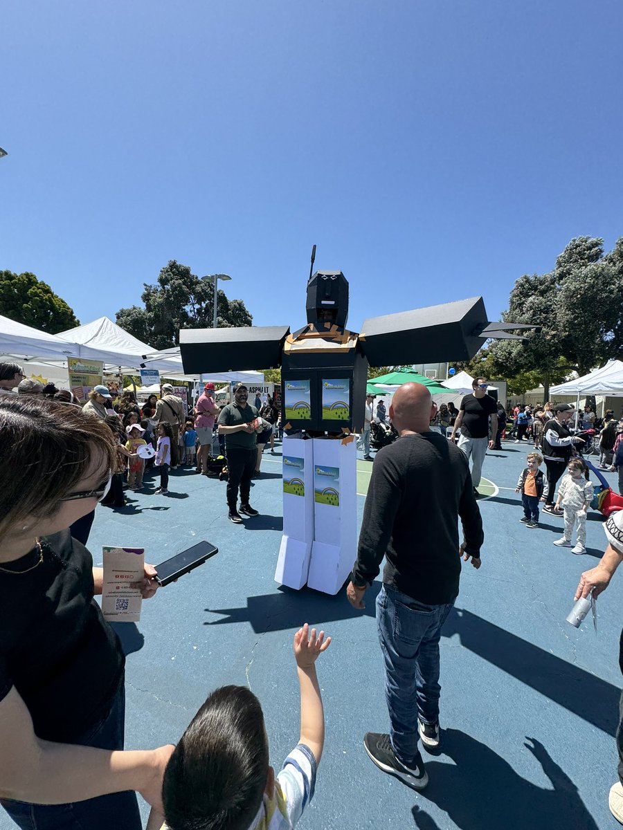 Airport2Park's tweet image. THOUSANDS of people enjoying the 2024 Santa Monica Arts, Literacy &amp;amp; STEM Festival at Virginia Ave Park! FREE! #ParksAreForLearning #ParksAreForEveryone #ParkEquity
