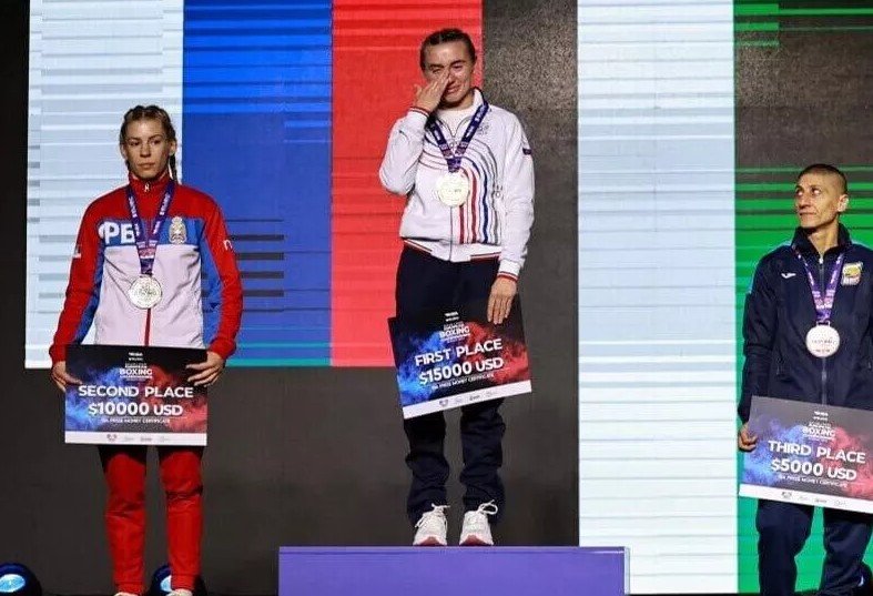 Während der Siegerehrung für die Siegerin der Box-Europameisterschaft, Julia Tschumgalakowa, wurde die russische Hymne abgeschaltet !
Russische Sportler und Zuschauer sangen die Hymne ohne Musik. Chumgalakova konnte in diesem Moment ihre Tränen nicht zurückhalten.
#russlandhetze