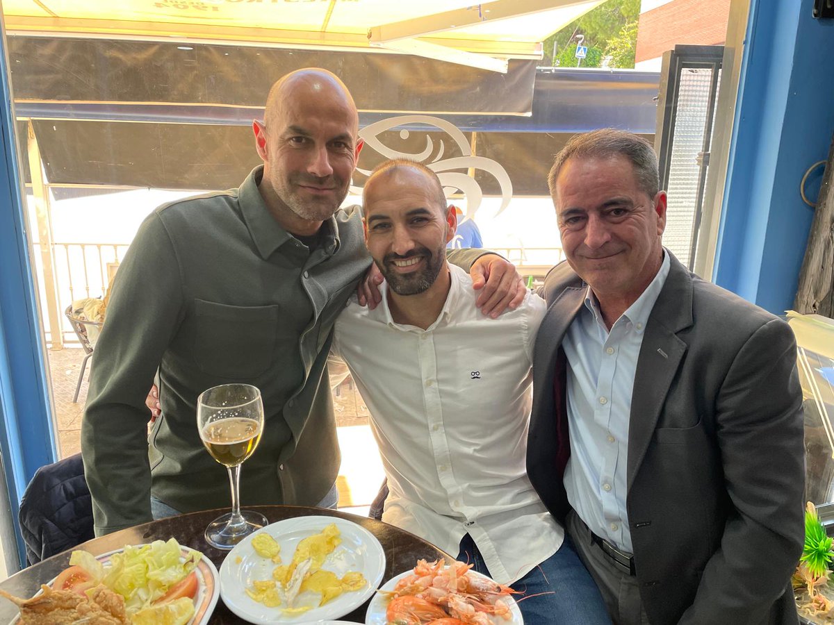 sespinosajim's tweet photo. Siempre es una alegría poder compartir vivencias y anécdotas pasadas con @OscarQuesada6  y @SantiVilla19. Sin duda, lo mejor del fútbol haber conocido enormes futbolistas y personas como ellos.Además pudimos disfrutar de la victoria de nuestro @RealJaenCF.Gran día... https://t.co/kr46LrU5Cl