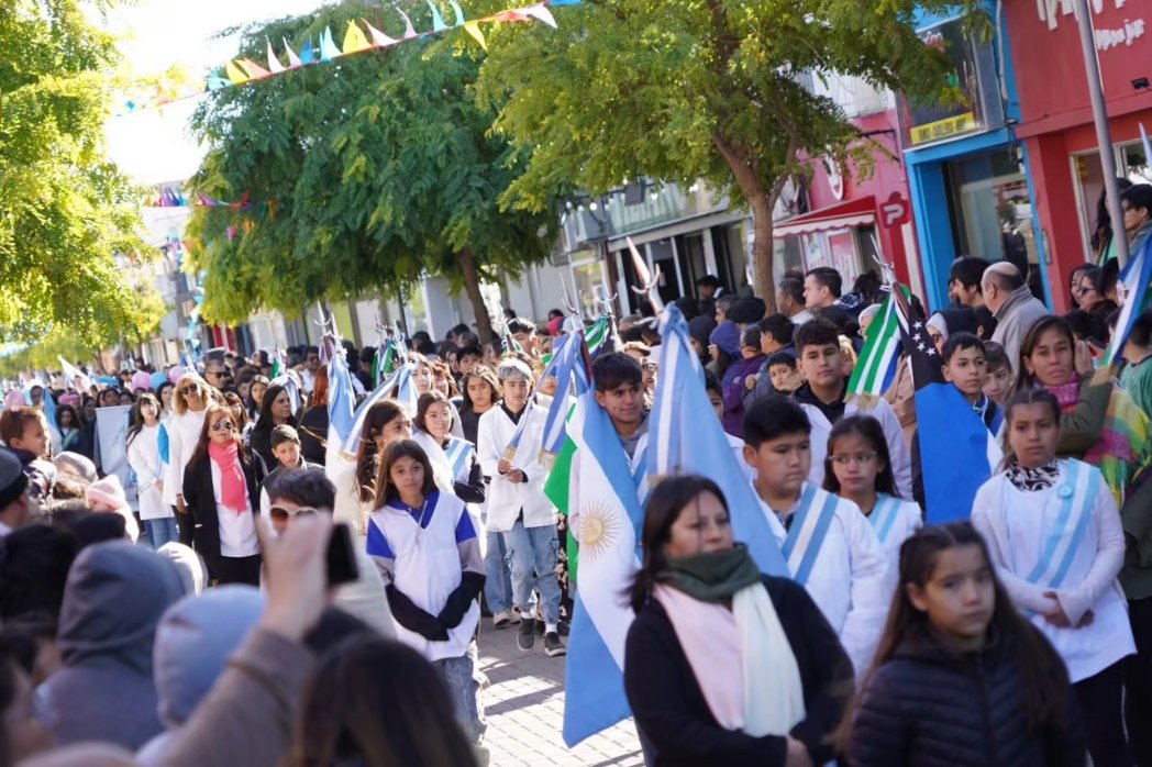 pedropesatti's tweet image. ¡Celebramos el 245 aniversario de Viedma! 🎉 

Tuve el honor de participar en el desfile conmemorativo, donde reafirmé el compromiso del gobierno provincial con el progreso de nuestra querida capital.

Estamos viviendo un tiempo con muchas resistencias que debemos aprovechar…