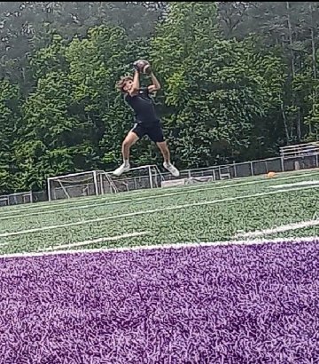 Flying high at ECHS this Saturday morning with my trainer coach Lendell. #ilmt #risinghigh #tightendwork #routes #details #offseasongains #footballlife #puttingintheextrawork #classof28 #echsindians #kidkittle #comeflywithme #coveragereads