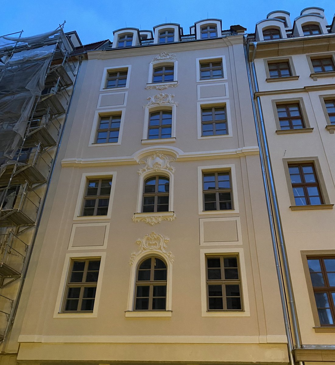 und wieder sind Gerüste an einem Neubau in der Rampischen Straße in Dresden gefallen