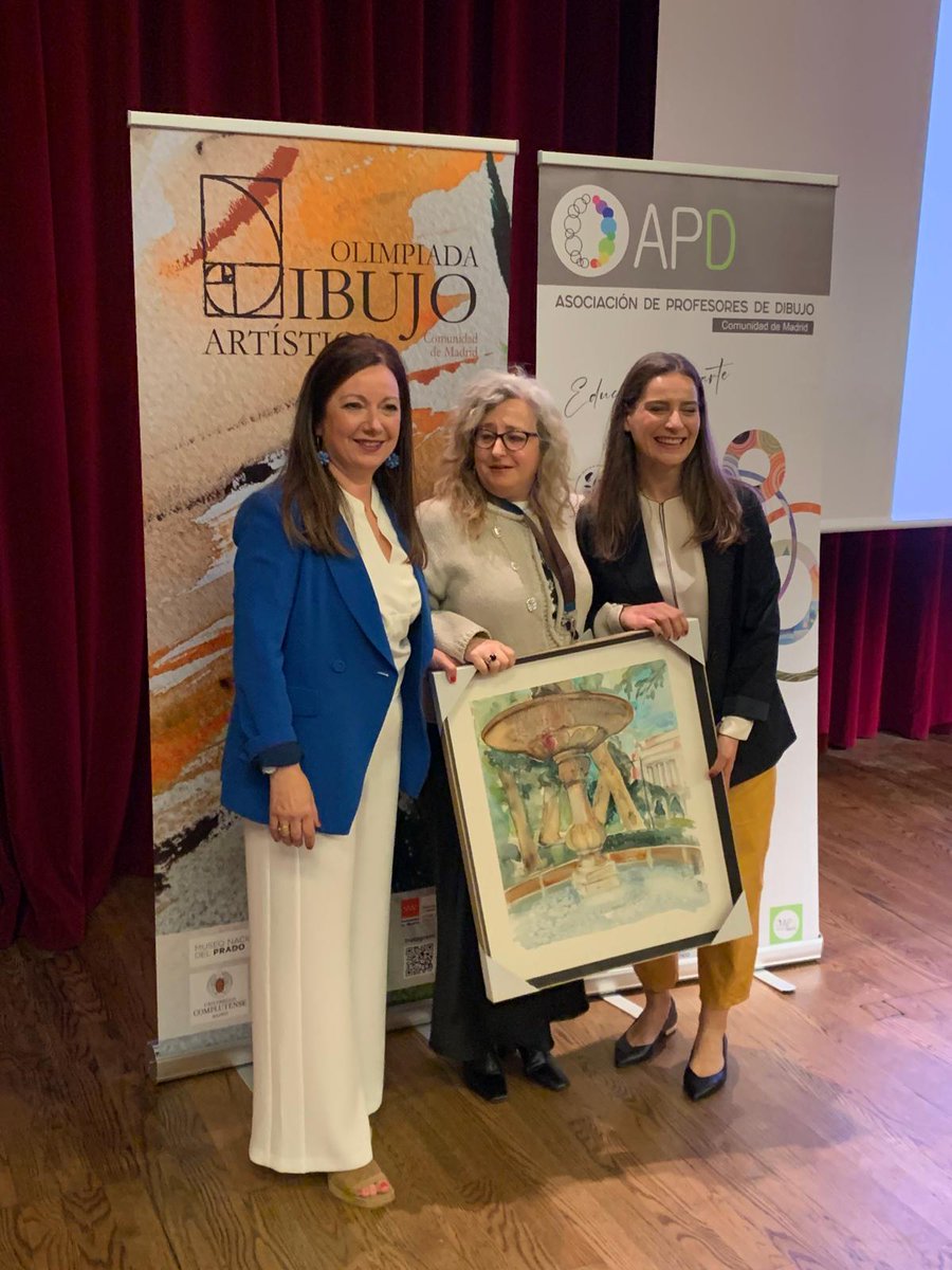 APDibujomadrid's tweet photo. Entrañable entrega de Premios de la IV Olimpiada de Dibujo Artístico de @educacmadrid en la que se nombró socia de honor a @_ana_moreno_ que ha abierto las salas del @museodelprado a nuestros alumnos de Secundaria.   
También nos acompañó Luis Chillida.
Abrimos 🧵👇 https://t.co/cWzoB9aQiC