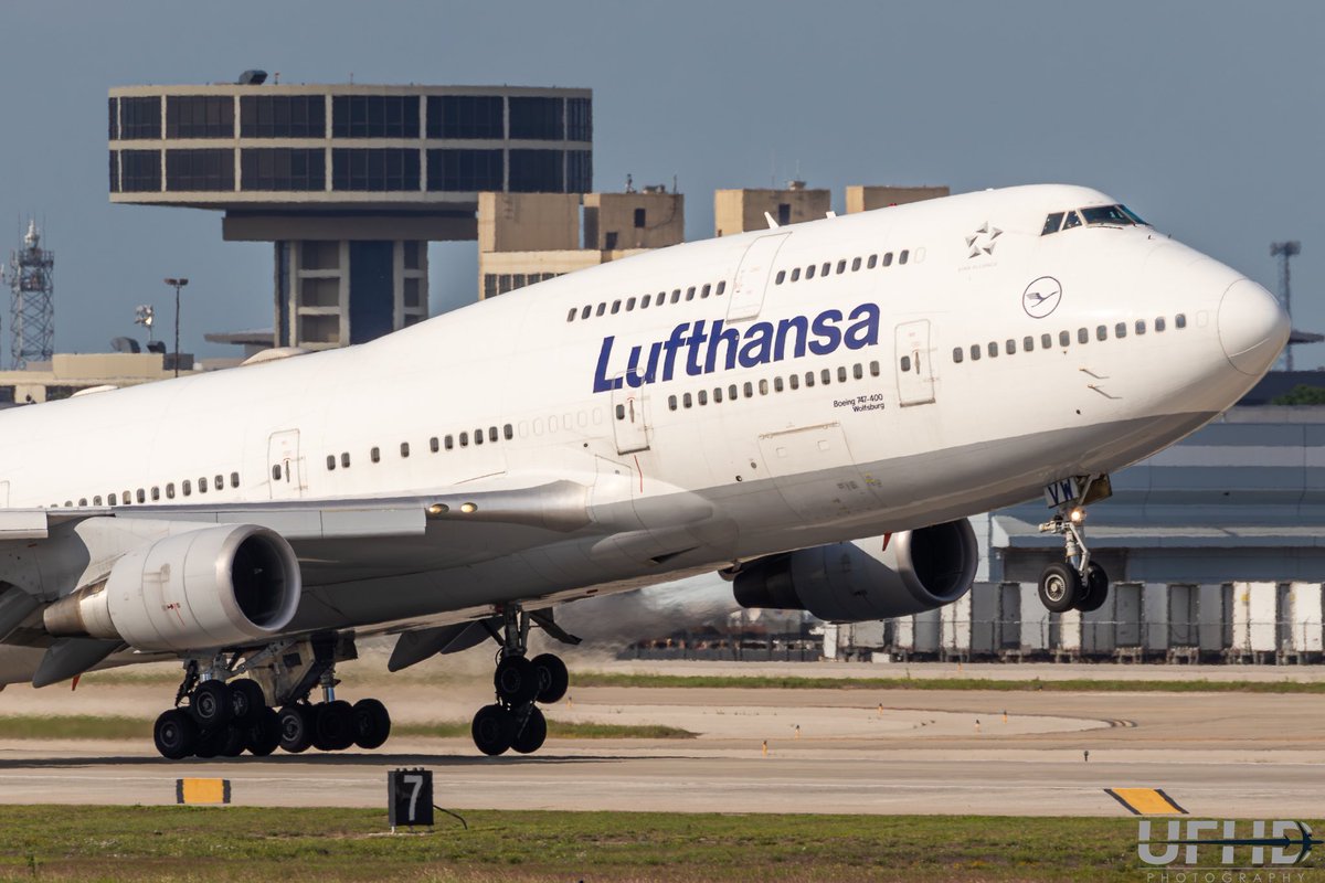 UnitedFlyerHD's tweet photo. Lufthansa B747-400 (D-ABVW “Wolfsburg”) departing Houston IAH 15L. 

#lufthansa #avgeek #boeing #boeing747 #boeing747400 #boeinglovers #b747 #b747400 #queenoftheskies #dabvw #houstonspotters https://t.co/z2N3bW4N4t