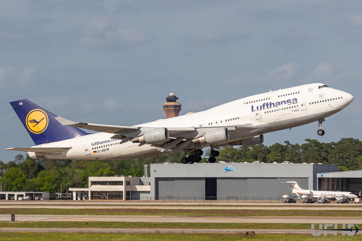 UnitedFlyerHD's tweet photo. Lufthansa B747-400 (D-ABVW “Wolfsburg”) departing Houston IAH 15L. 

#lufthansa #avgeek #boeing #boeing747 #boeing747400 #boeinglovers #b747 #b747400 #queenoftheskies #dabvw #houstonspotters https://t.co/z2N3bW4N4t