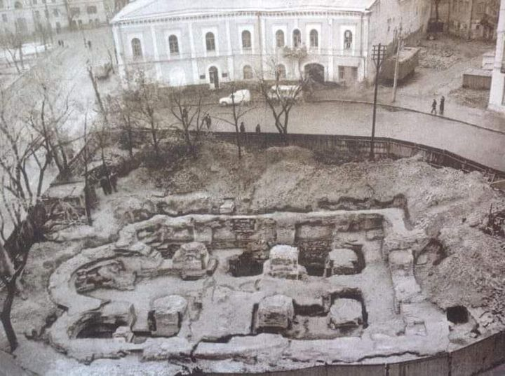 Фундамент церкви Богородиці Пирогощі. 1972 р.