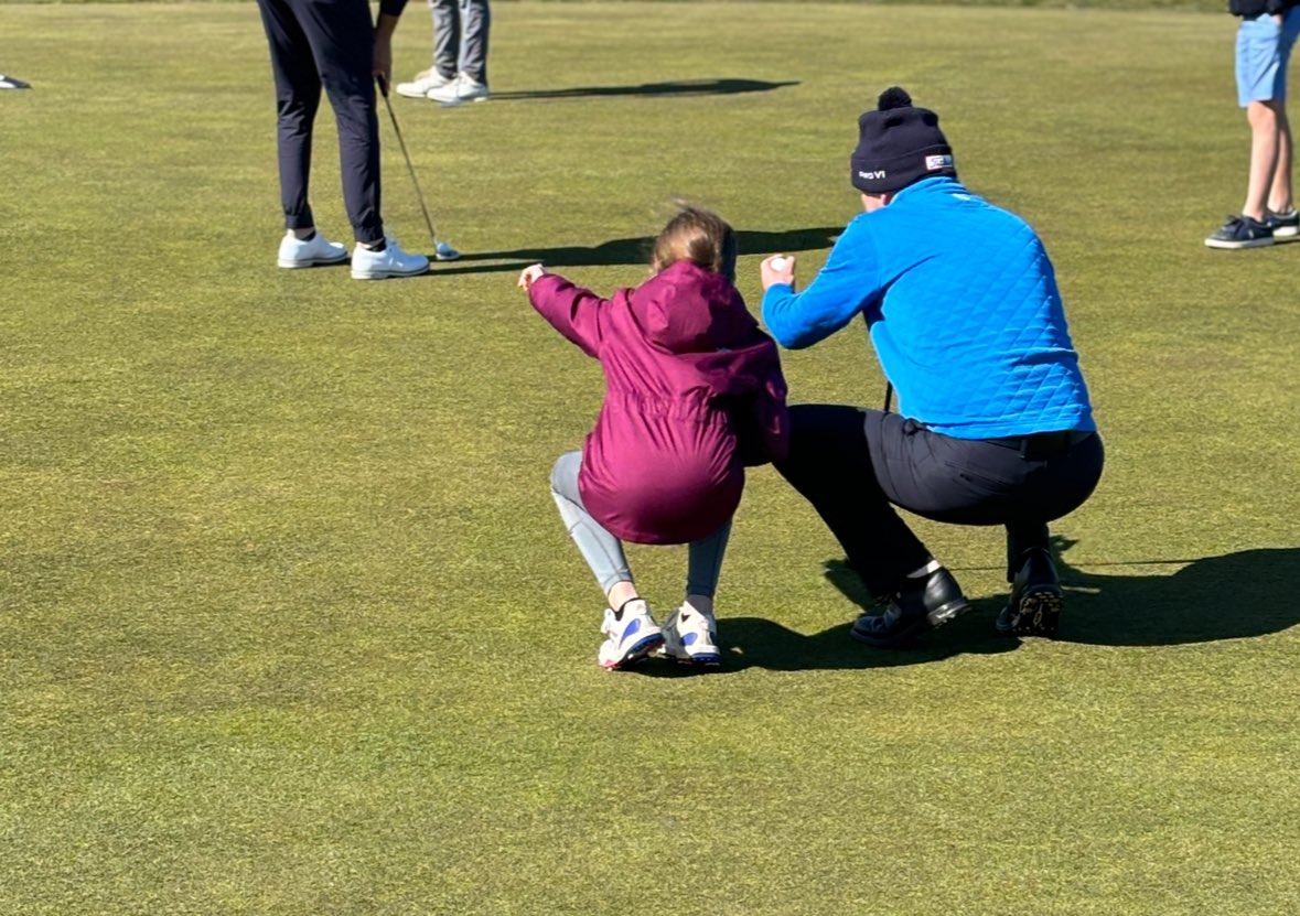 Who’s getting all the putting tips? ⛳️ 🏌️‍♂️ @mike_greener @NJuniorGolfTour #golf #juniorgolf #topcaddy