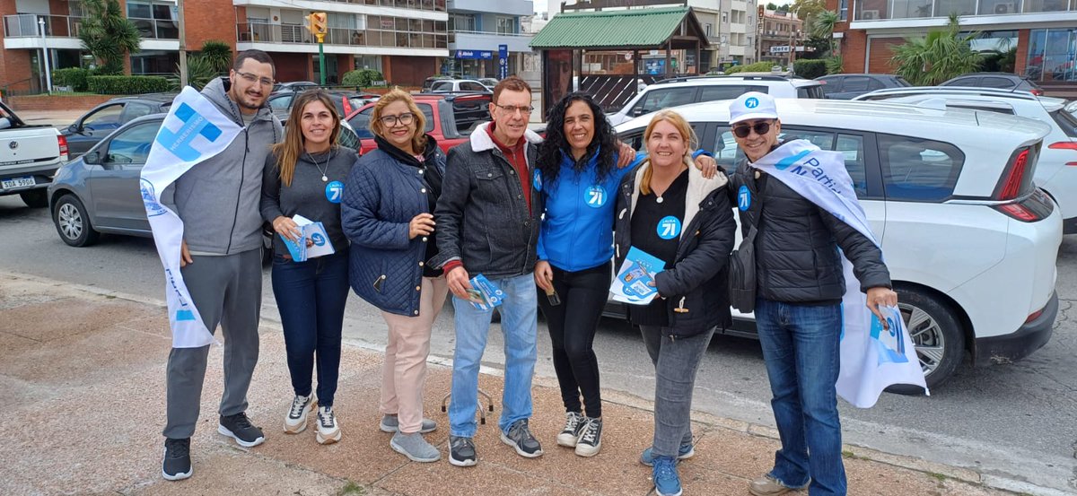 Una nueva jornada de militancia por nuestra querida @lista71 @Herrerismo @PNACIONAL , junto a la Senadora @gloriasaravista

📌8 de octubre y Propios 
📌 Rambla e Hipólito Yrigoyen 
#HagamosHistoria 
#LauraPresidenta