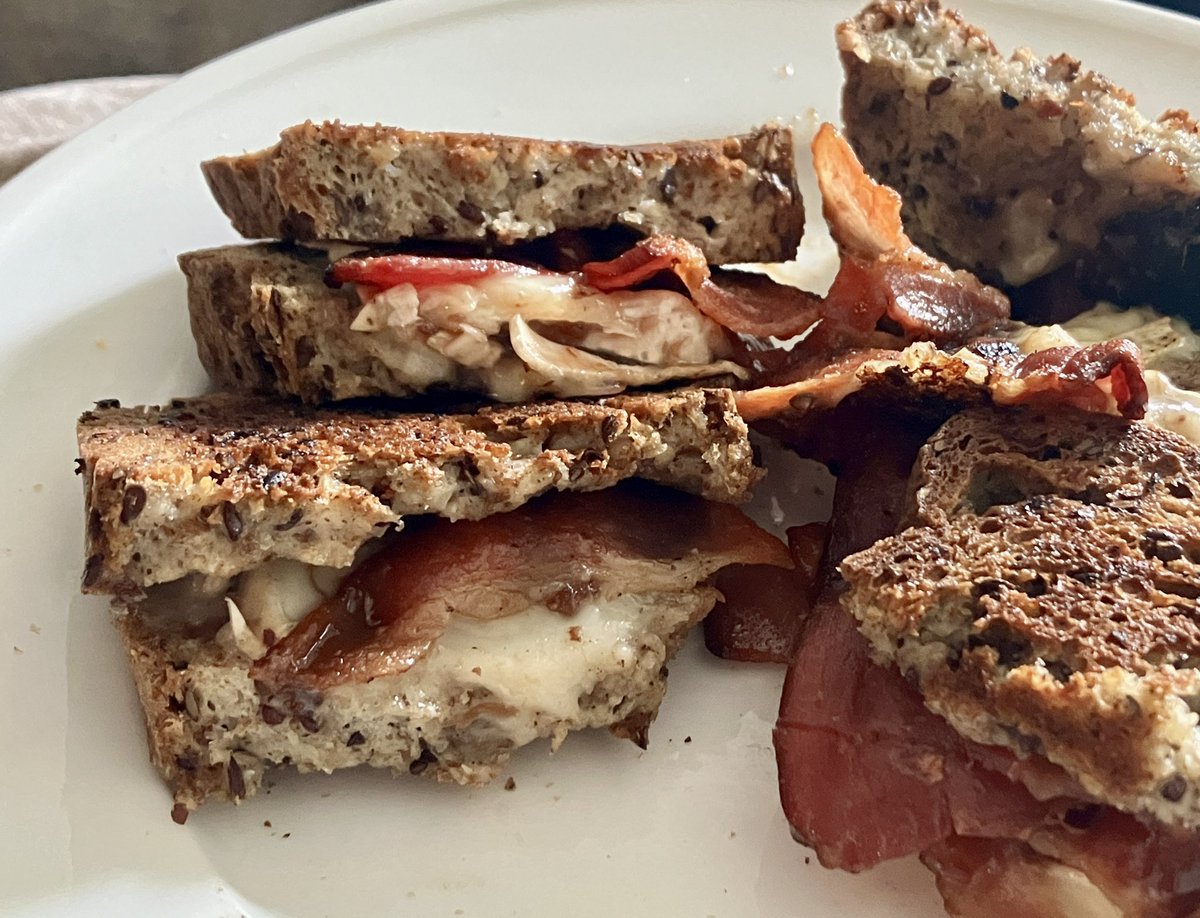 RoyalEscape2020's tweet photo. #WeJamming
Been craving this #ARO inspired breakfast for days. Not as pretty as #ChrissyTeigenโs (because of the colour of gluten free bread) but so delish! Goat brie, strawberry rhubarb jam, bacon, butter. ๐
#Jam
#Jamming
#AmericanRivieraOrchard
#MeghanMarkle
#SussexSquad https://t.co/XRWMpghaCF