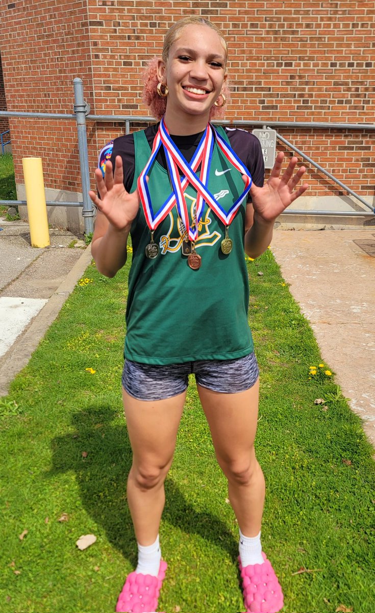 Outside collecting medals on this beautiful Saturday 👌🏼🎖🎖🎖 <a href="/nlhsathletics/">NLHS Athletics</a> <a href="/TheDayCTsports/">The Day sports</a> <a href="/GoECCAthletics/">ECC Athletics</a> <a href="/girlscbc/">Connecticut Basketball Club</a>