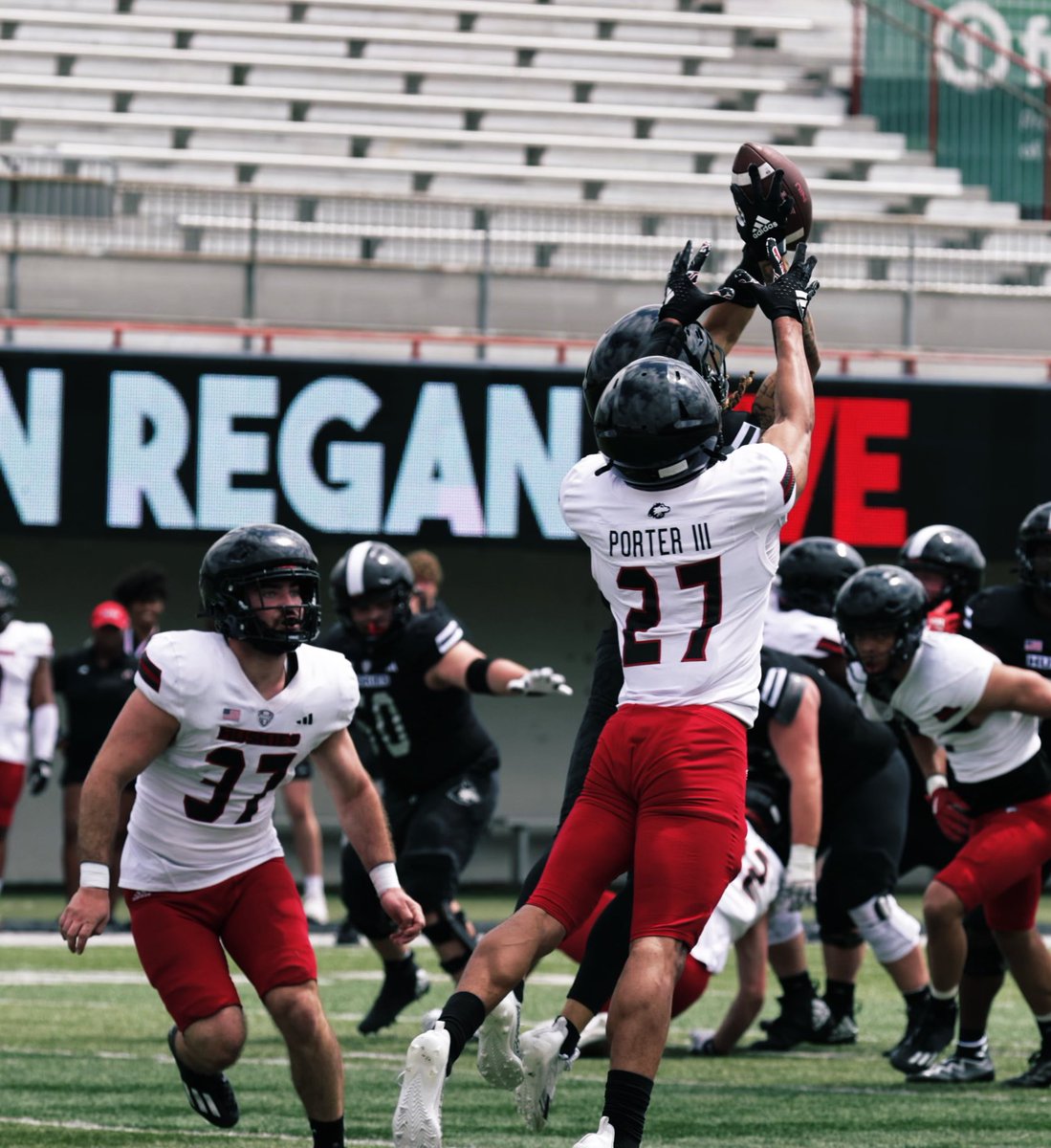 Your HUSKIES put on a SHOW🤩 during today’s Spring Showcase!!

A big thank you to the players, the staff, the families and to our athletic department for making this Spring special!!

#SOAR | #TheHardWay 🤘🏽🐾
